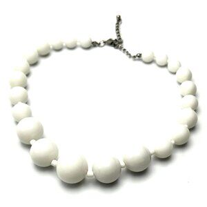 White Acrylic Graduated Round Bead Necklace — 17 1/2" —1980s Vintage — EUC